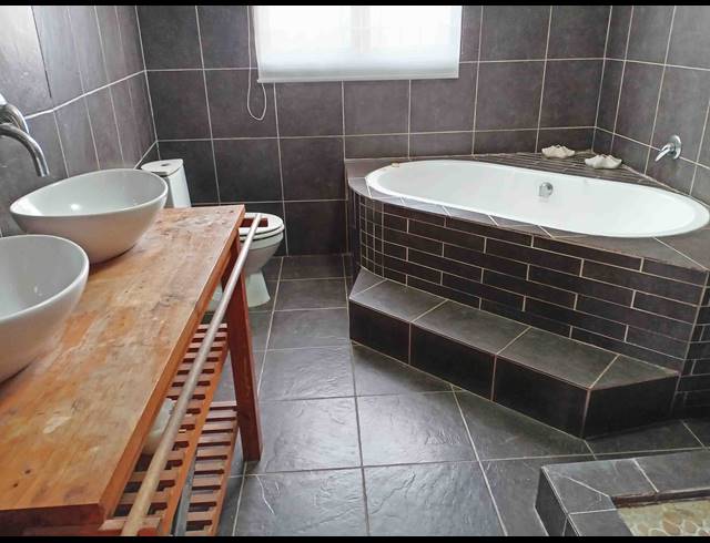 5 BEDROOM HOUSE FOR SALE IN BLUFF